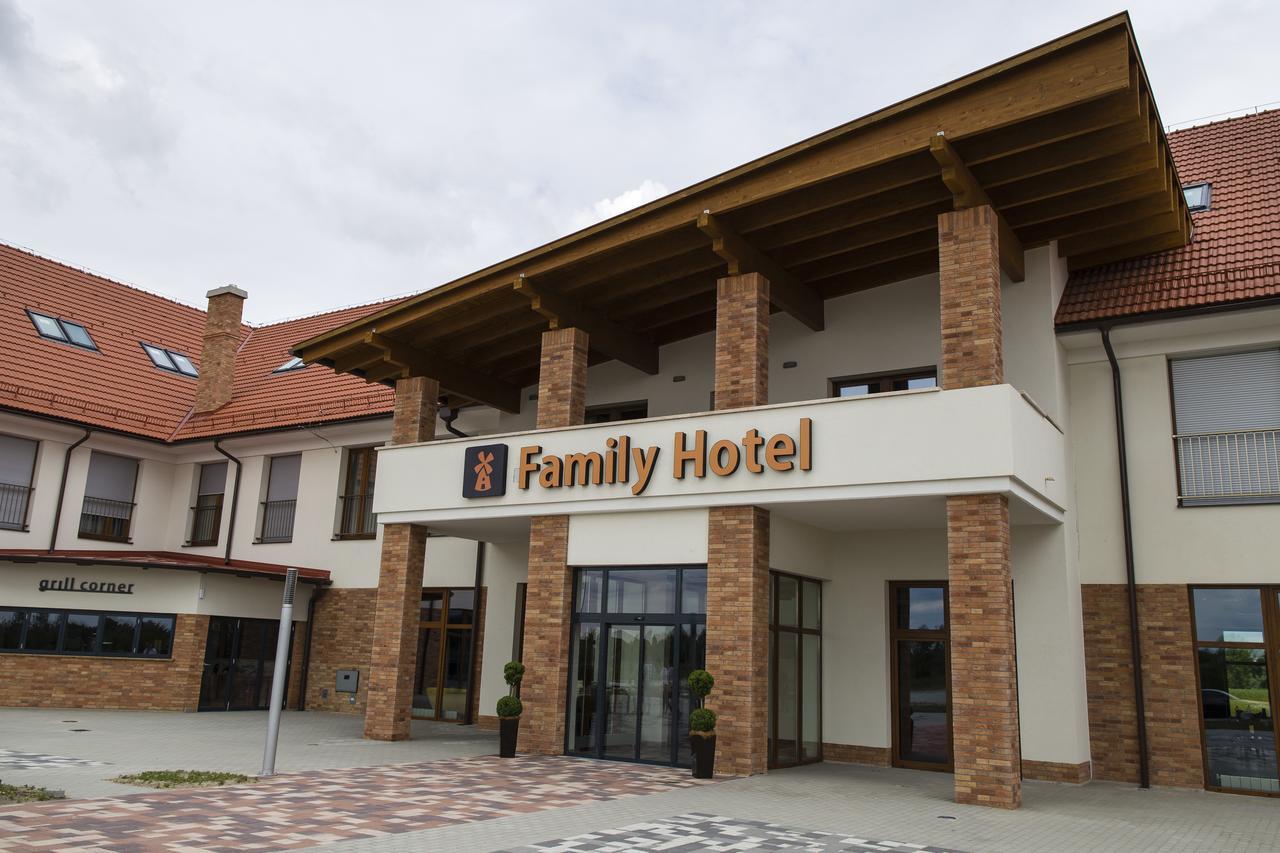 Family-Hotel Balástya Zewnętrze zdjęcie