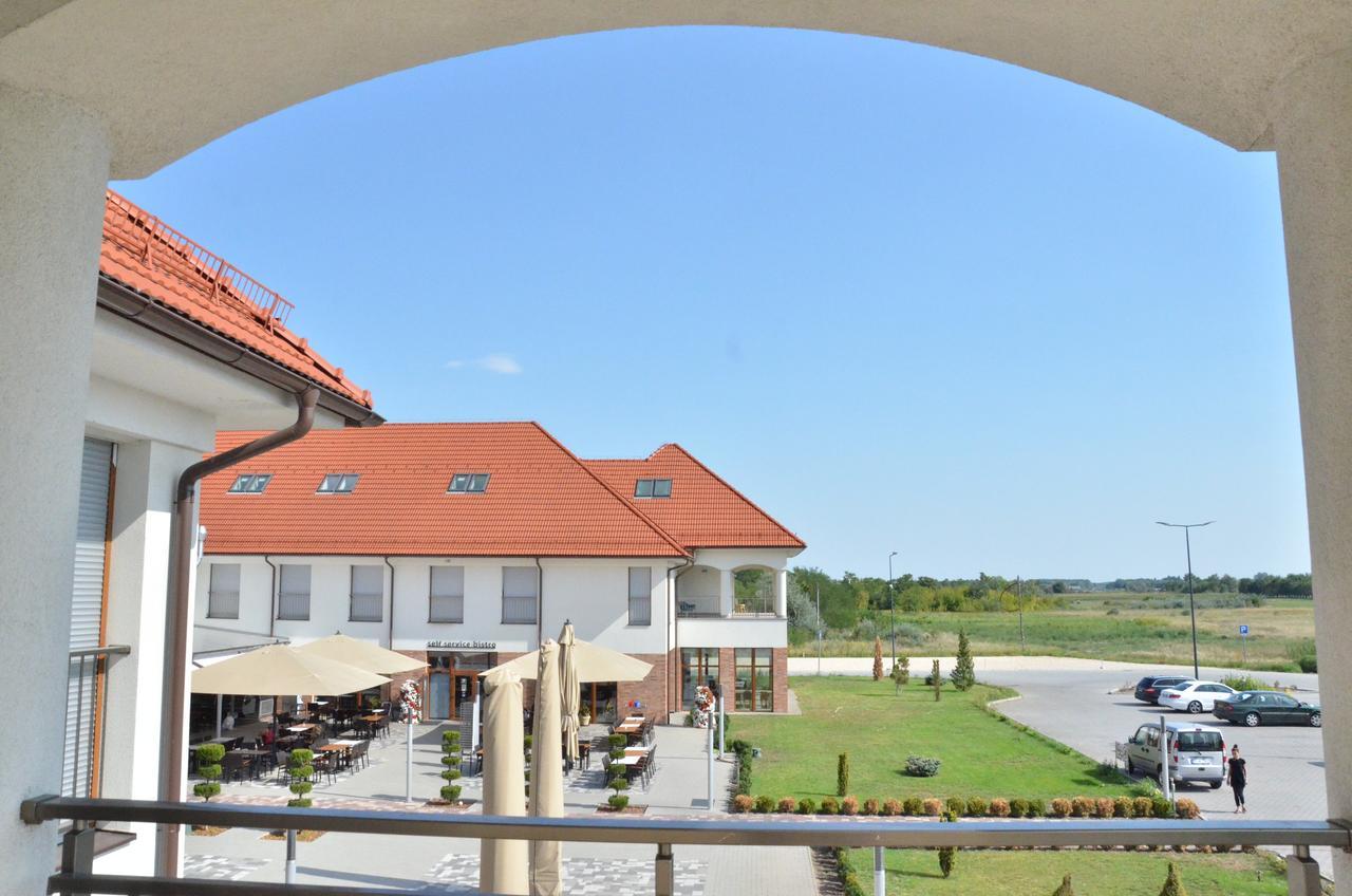 Family-Hotel Balástya Zewnętrze zdjęcie